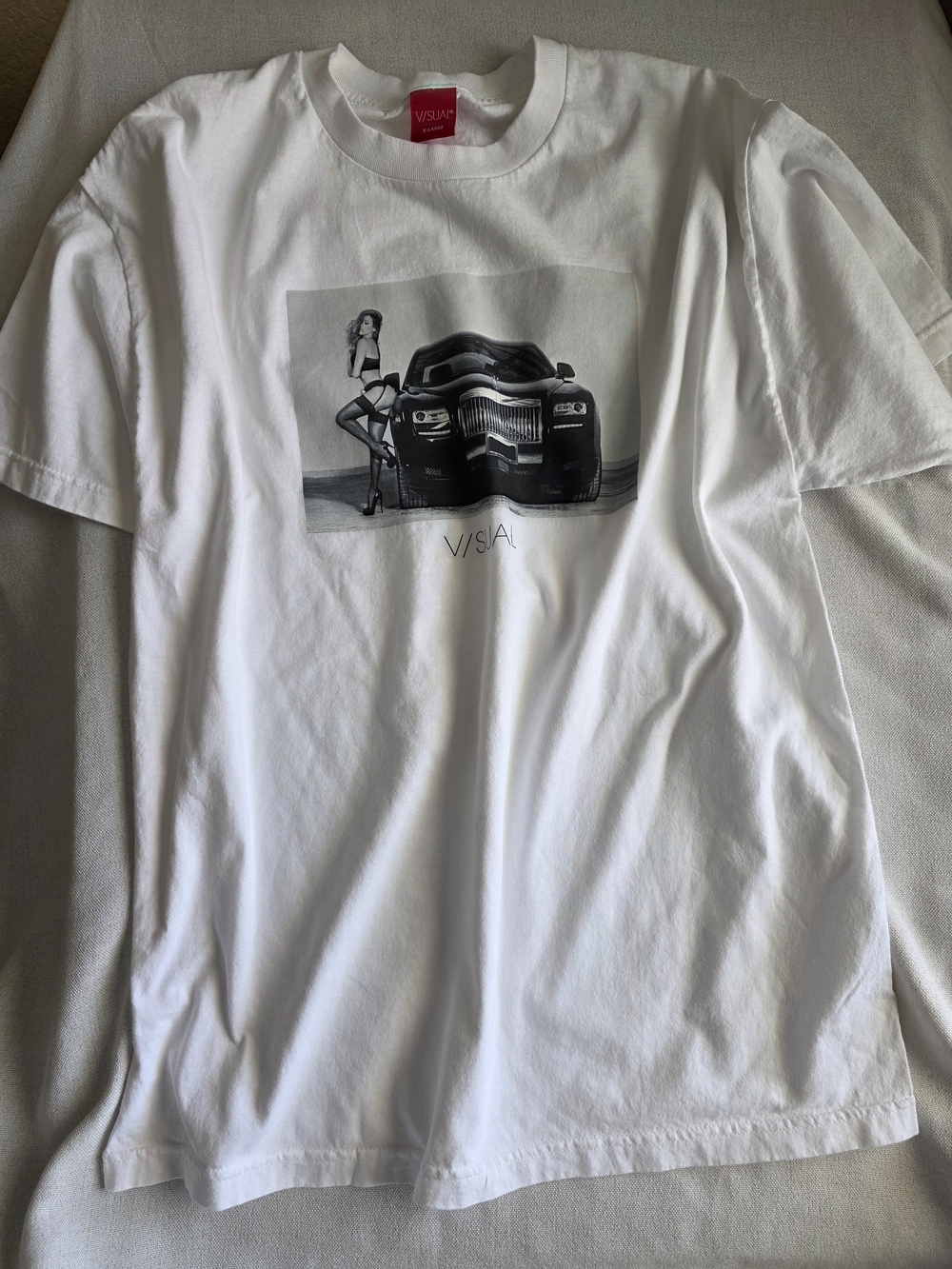 V/SUAL Graphic Tee Car & Model Print, Black & White XL Like New - Picture 3 of 7